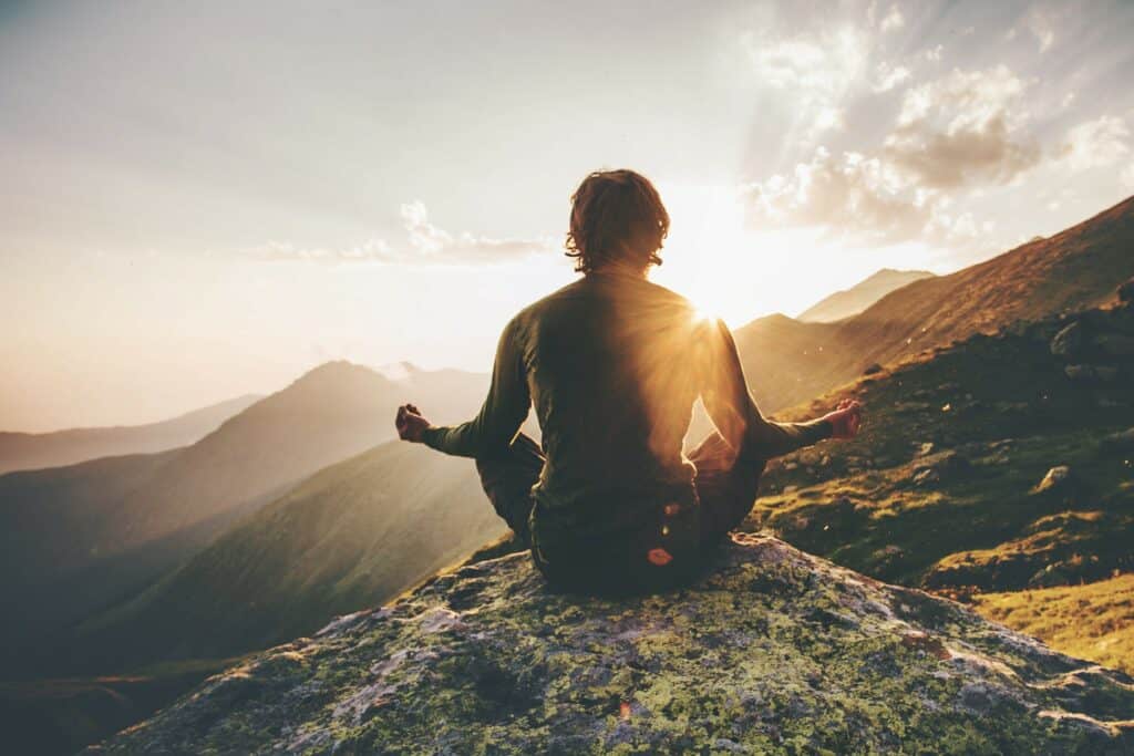 Comment savoir si on est en éveil spirituel 
homme en éveil spirituel grâce à la méditation en montagne