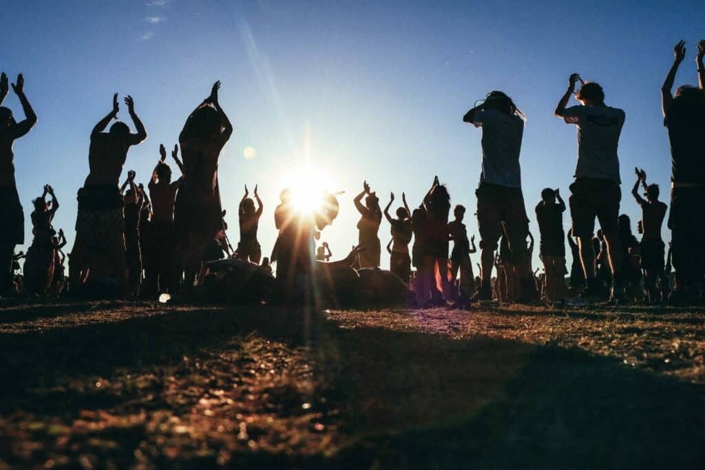 pratique spirituelle de groupe pour réveiller la kundalini