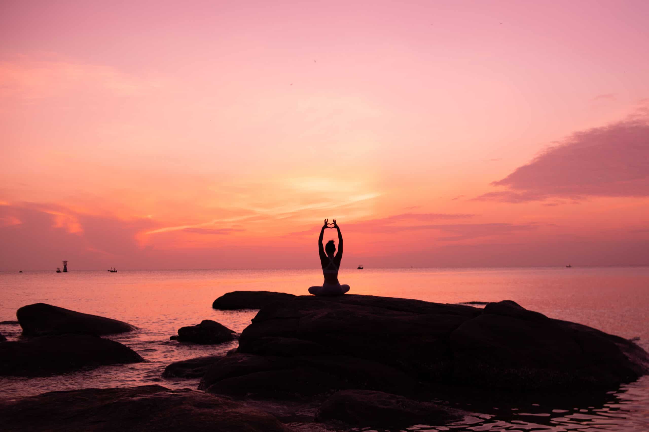 montée de kundalini grâce à la méditation sur un rocher en face de la mer