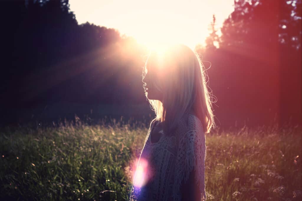 éveil de kundalini pour cette femme se promenant dans la nature