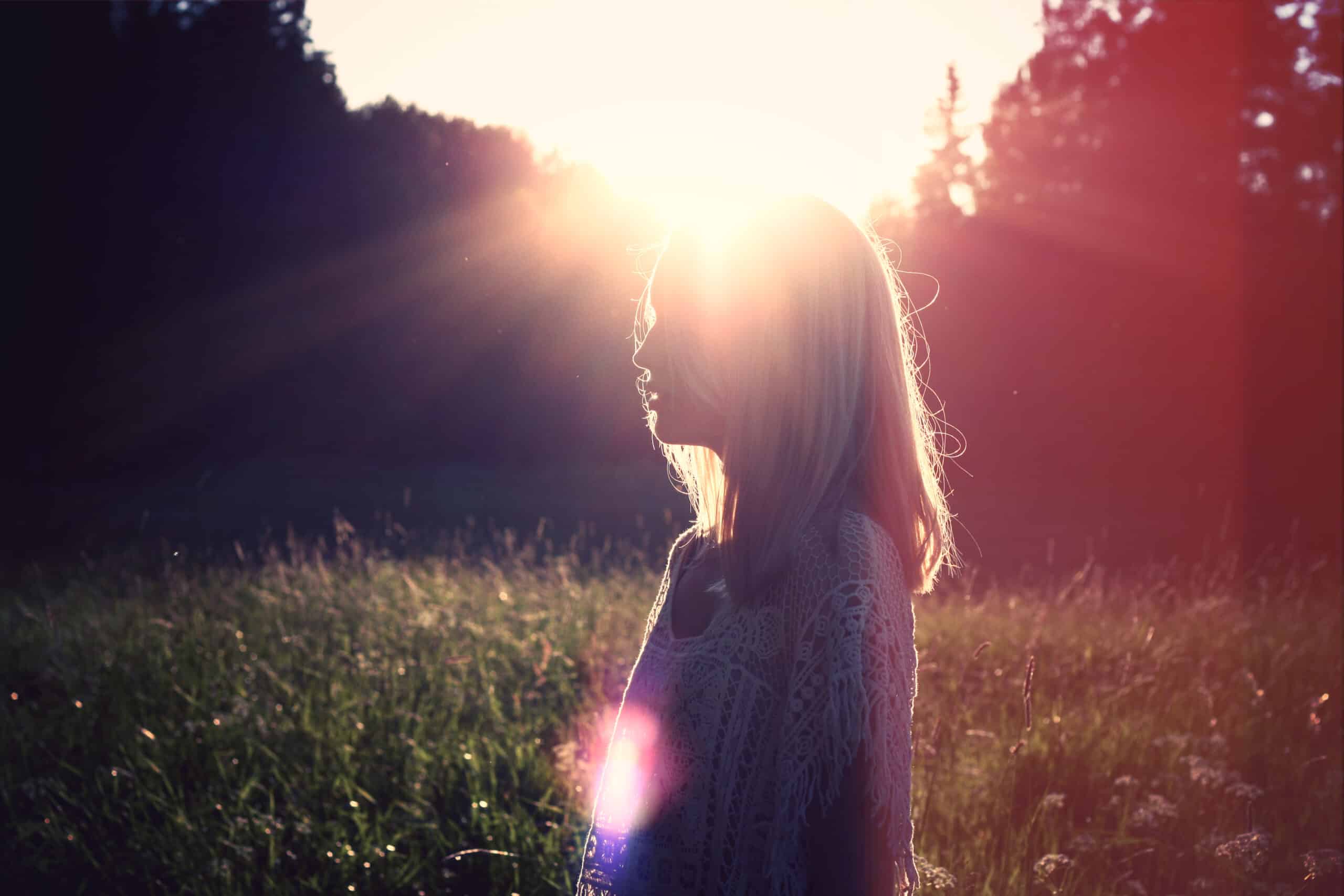 femme dans la nature après un eveil kundalini et eveil spirituel