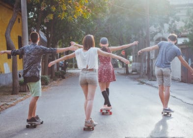la montée de kundalini est comme la puberté, 4 adolescents en roller